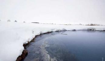 Белое на белом. Голубое озеро зимой. Загадочное озеро Горного Алтая. Голубое озеро. Гейзеровое озеро Озеро которое замерзает